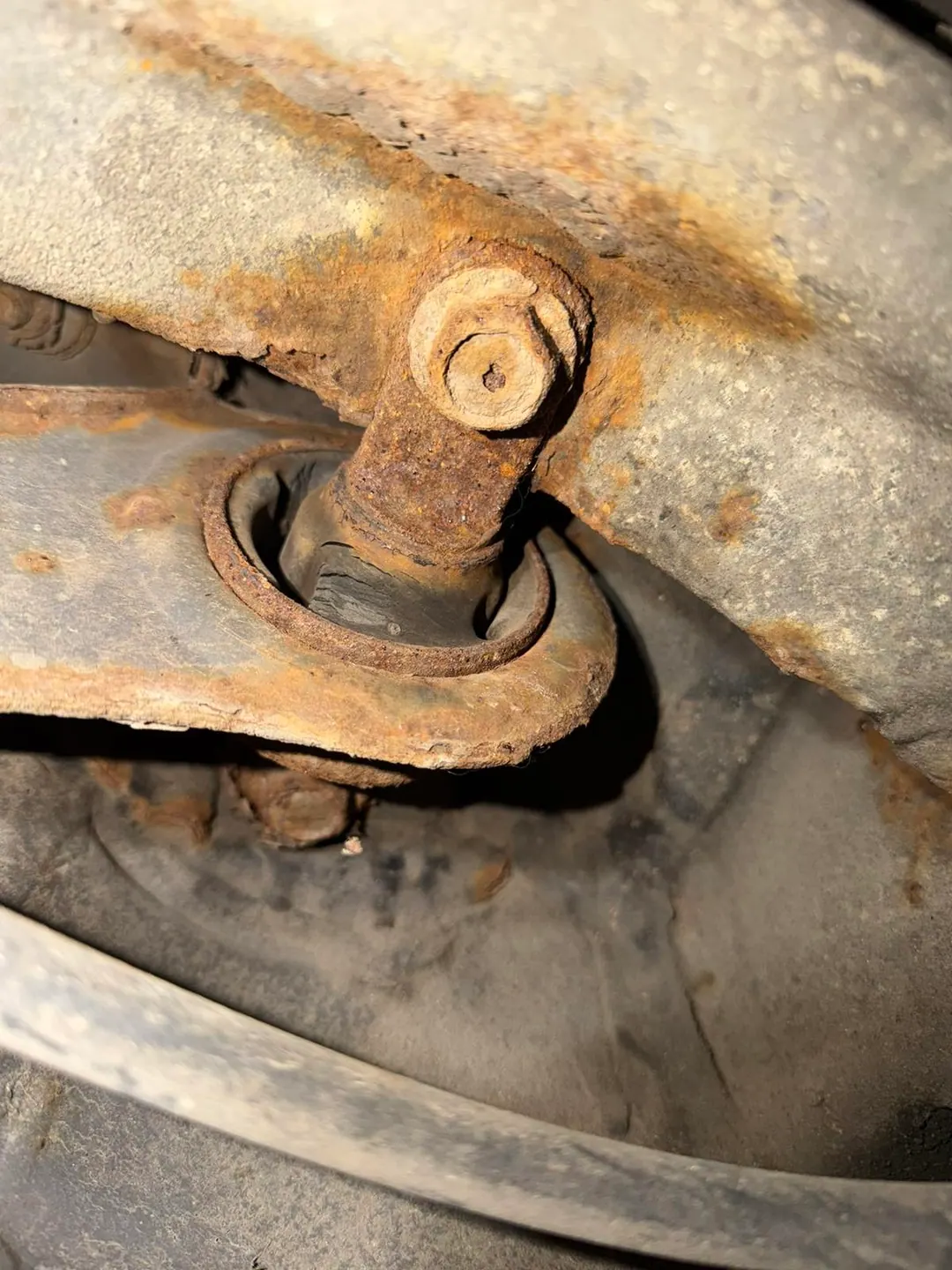 Tagumiste pidurikaitseplekkide ja tagumiste õõtshoobade pukside vahetus — Kia Ceed, 2008 — 3