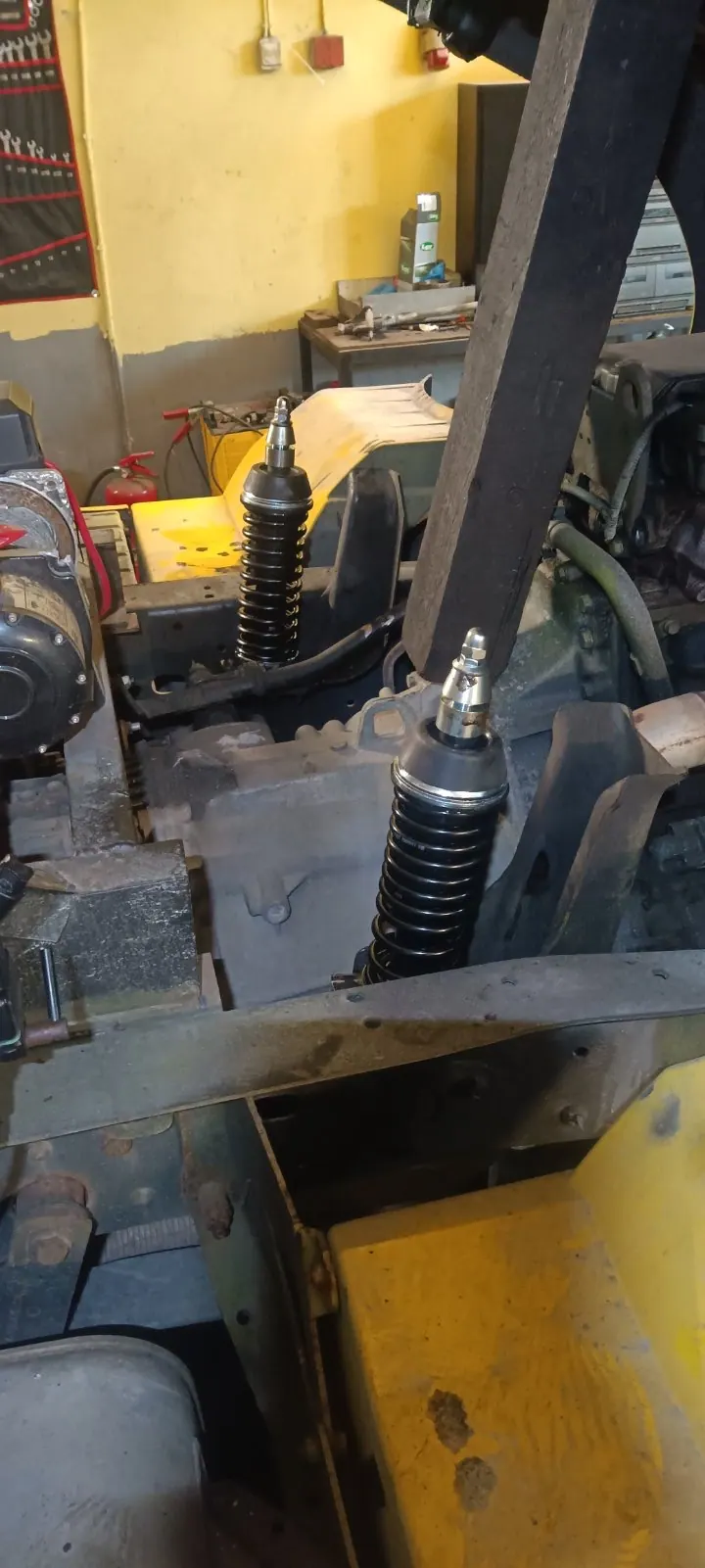 Replacement of Rear Cabin Shock Absorbers — Mercedes-Benz Atego — 1