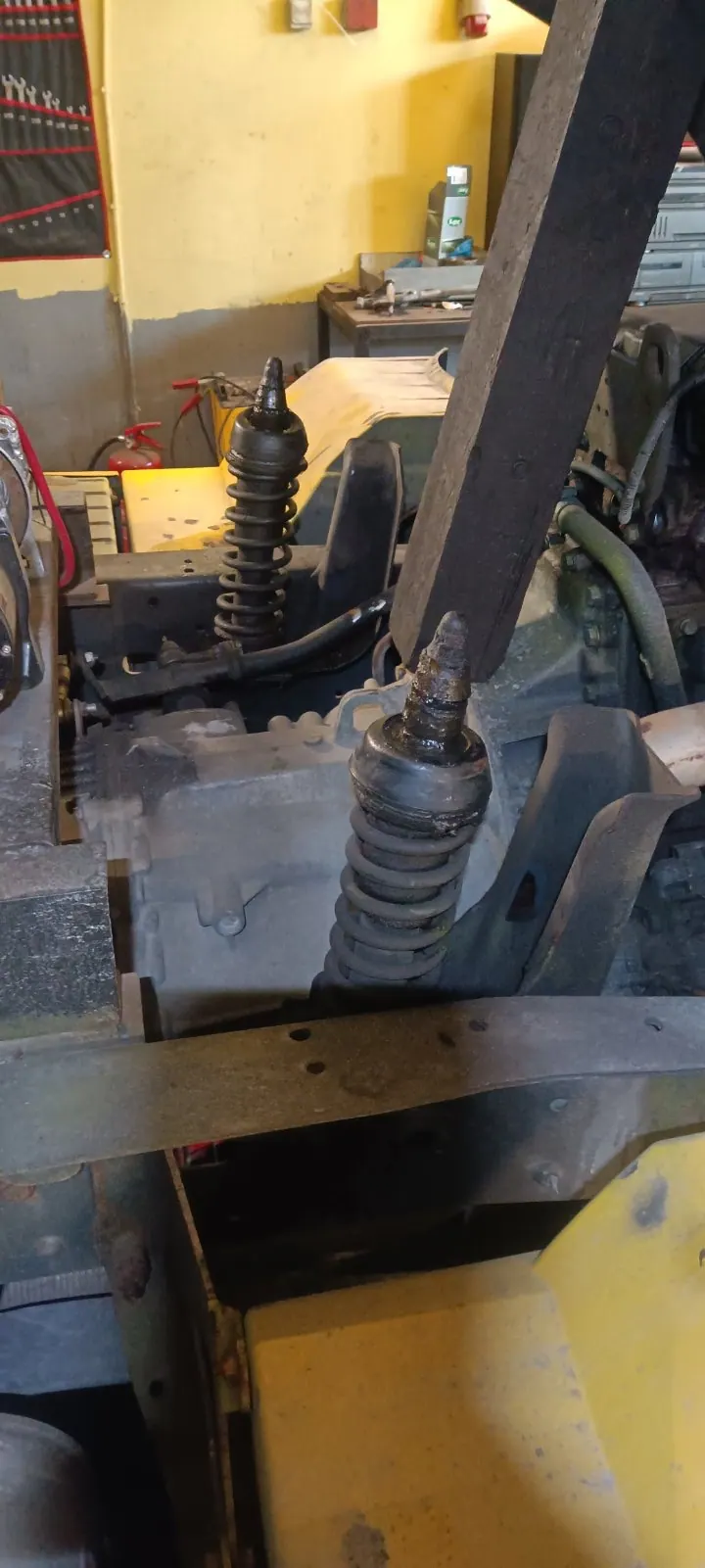 Replacement of Rear Cabin Shock Absorbers — Mercedes-Benz Atego — 2