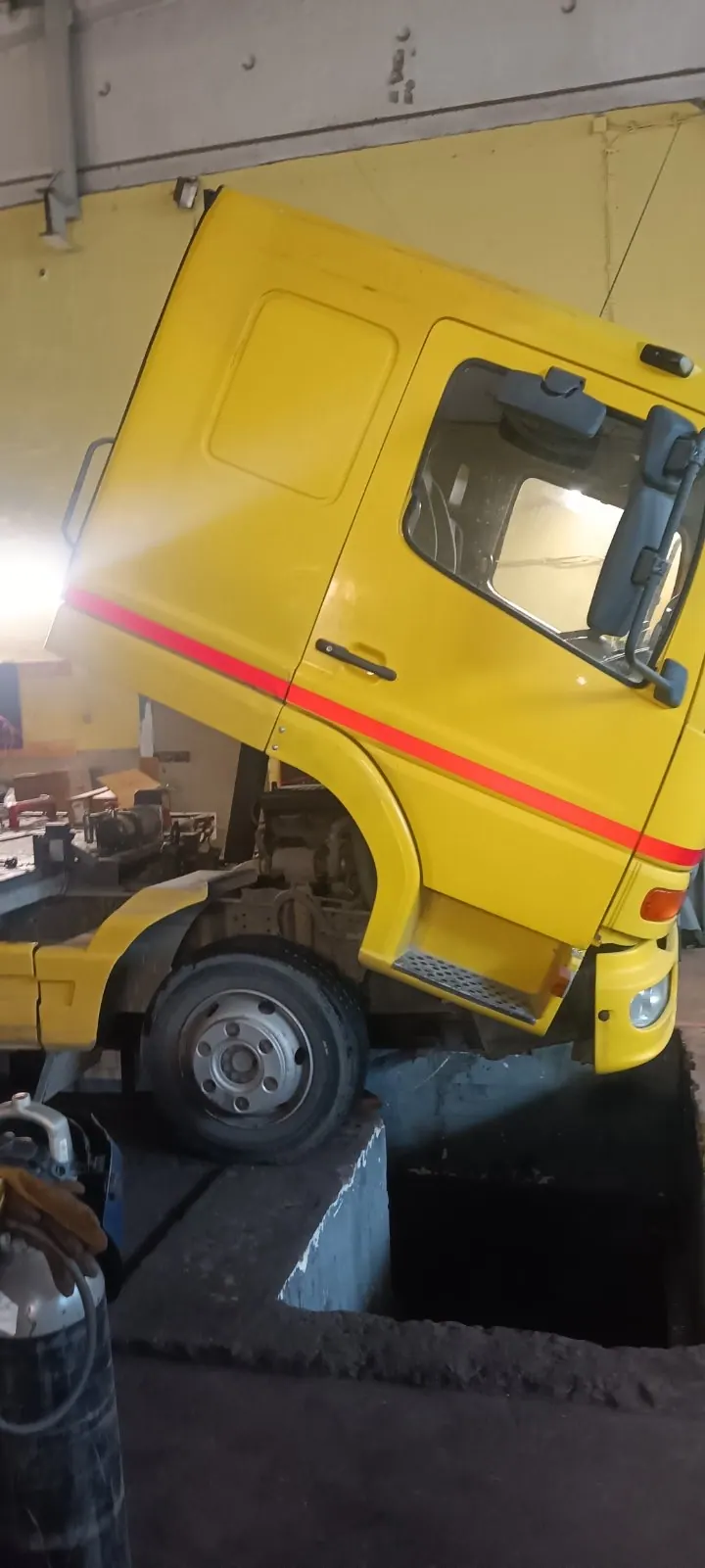 Replacement of Rear Cabin Shock Absorbers — Mercedes-Benz Atego — 3